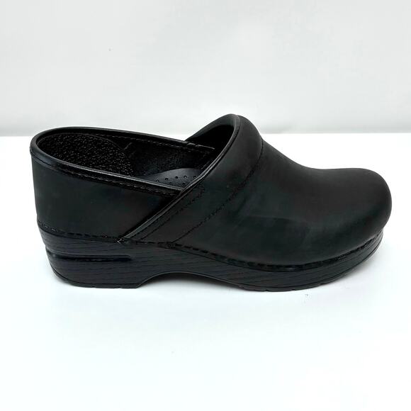 Dansko Black Oiled Leather Professional Clogs - EU38 Wide; Women's 7.5W-8W - Picture 4 of 14